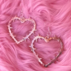 Budget ???? CREEPY GALS BARB WIRE HEART EARRINGS SILVER ????